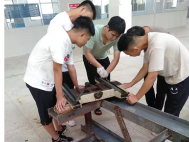 技術學校磨床指導